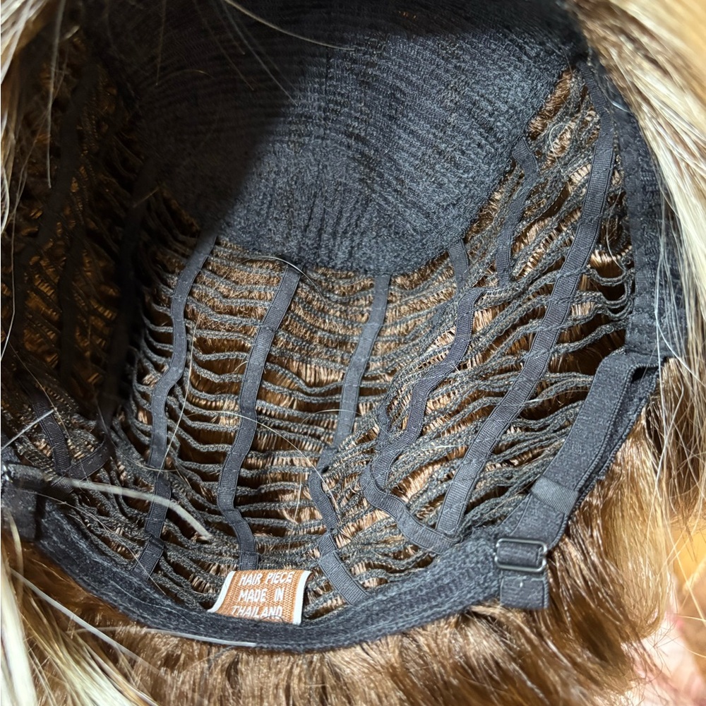 Blonde Women's Wig - Picture 8 of 10